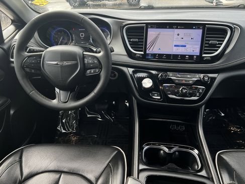Used 2024 Chrysler Pacifica Limited w/ S Appearance Package image 10