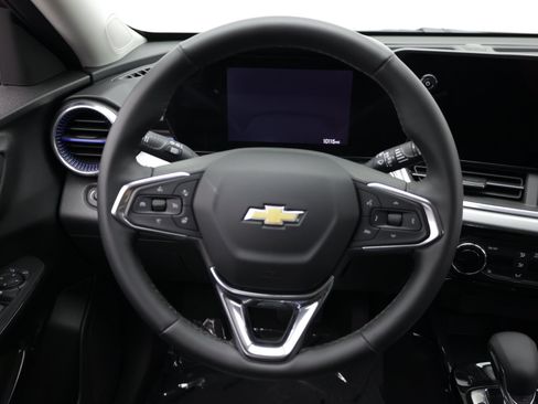 Used 2025 Chevrolet Trax LT w/ LT Convenience Package FWD image 29