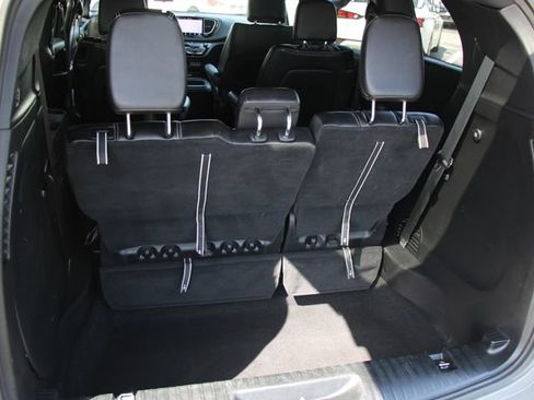 Used 2025 Chrysler Pacifica Select FWD image 11