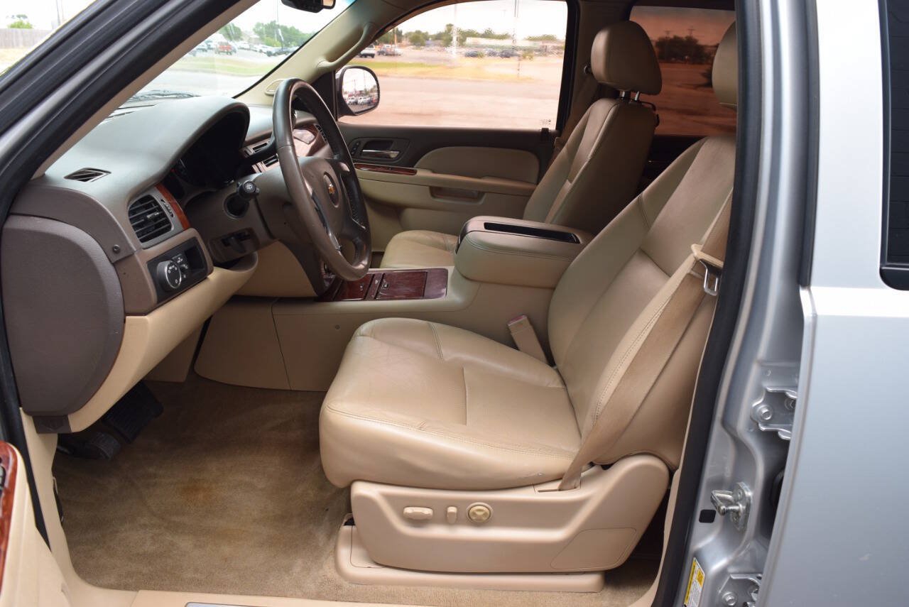 Used 2014 Chevrolet Suburban LTZ RWD image 25