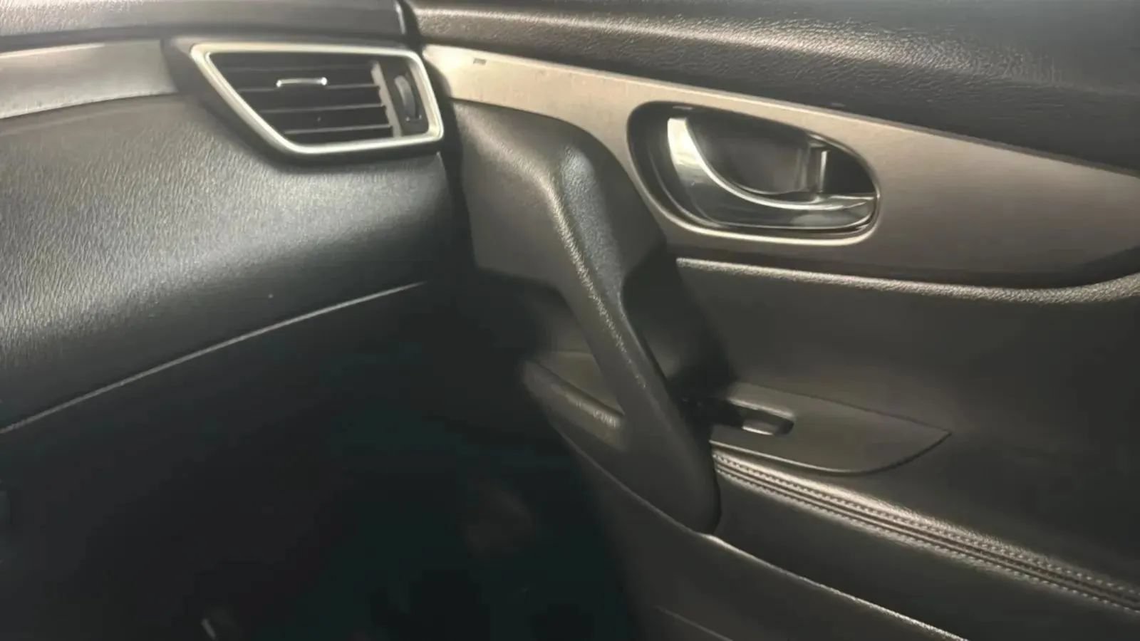 Used 2016 Nissan Rogue S FWD image 16