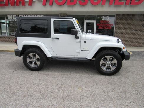 Used 2016 Jeep Wrangler Sahara w/ Connectivity Group AWD/4WD image 7