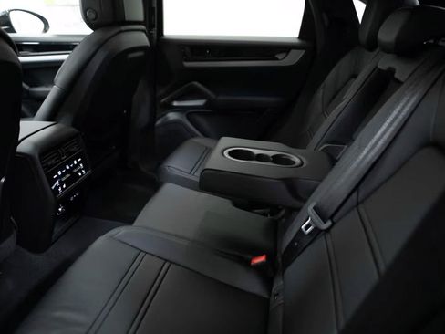 Certified 2026 Porsche Cayenne E-Hybrid Coupe AWD/4WD image 36