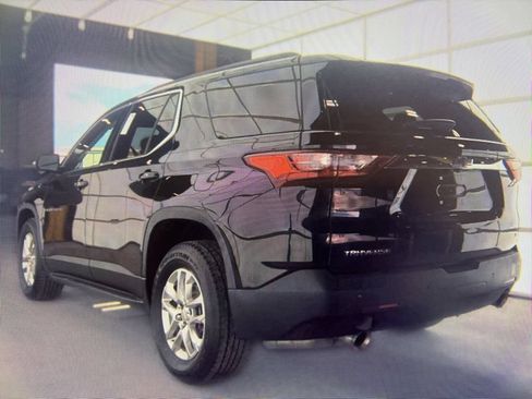 Used 2021 Chevrolet Traverse LT FWD image 3