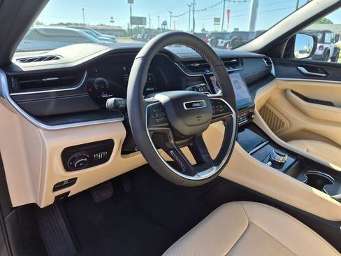 Used 2025 Jeep Grand Cherokee L Limited w/ Luxury Tech Group II AWD/4WD image 16
