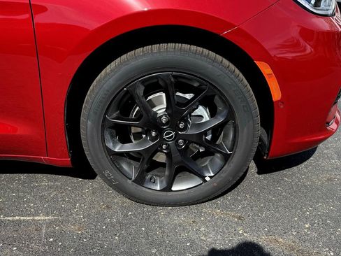 New 2026 Chrysler Pacifica Limited w/ Uconnect Theater Family Group image 10