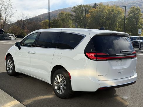 New 2026 Chrysler Pacifica Select image 4