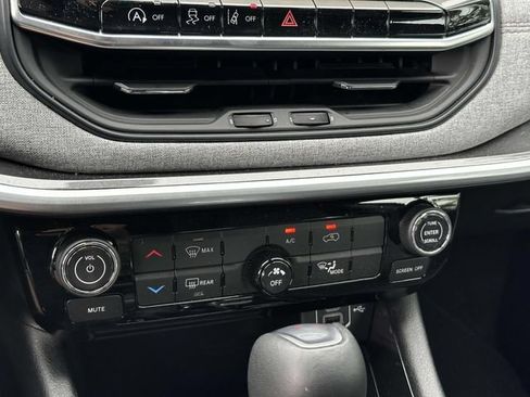 Used 2024 Jeep Compass Latitude w/ Sun and Sound Group AWD/4WD image 36