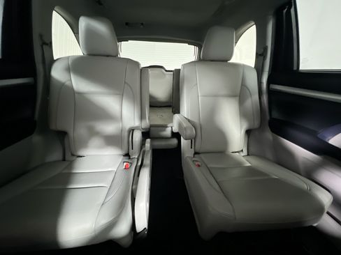 Used 2019 Toyota Highlander XLE FWD image 32