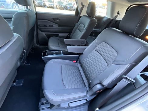 Used 2025 Nissan Pathfinder SV w/ SV Premium Package image 33