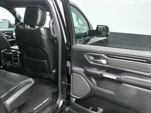 Used 2019 RAM 1500 Laramie AWD/4WD image 10