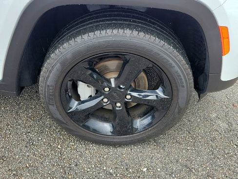 Used 2024 Jeep Grand Cherokee Limited w/ Black Appearance Package image 7