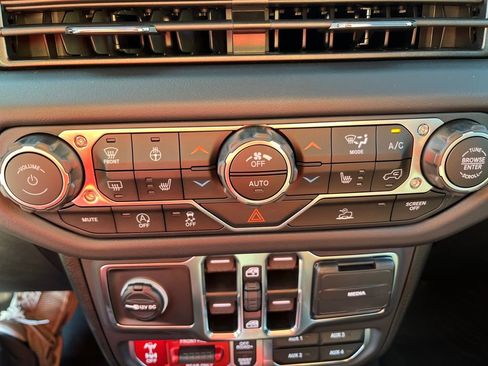 New 2025 Jeep Wrangler Unlimited Rubicon image 24