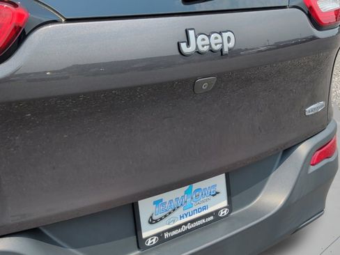 Used 2017 Jeep Cherokee Latitude w/ Comfort & Sound Group FWD image 42