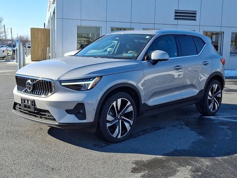 Used 2023 Volvo XC40 B5 Plus w/ Driver Assist Package AWD/4WD image 3