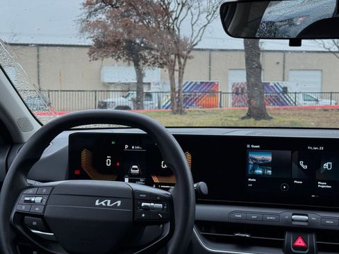 Used 2025 Kia K4 LXS image 35