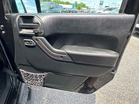 Used 2018 Jeep Wrangler Unlimited Sahara AWD/4WD image 14