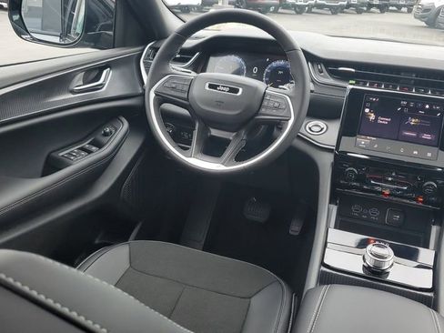 New 2025 Jeep Grand Cherokee Altitude image 12