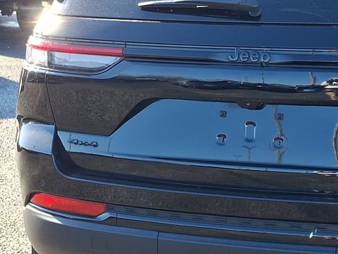 Used 2025 Jeep Grand Cherokee Altitude image 17