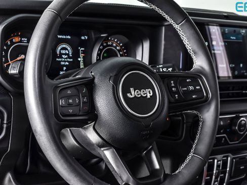 Used 2025 Jeep Wrangler Unlimited Rubicon w/ Convenience Group AWD/4WD image 18