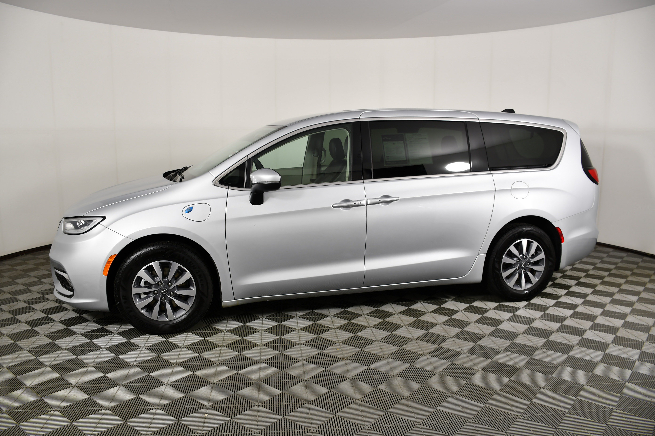 Used 2023 Chrysler Pacifica Touring-L FWD image 9
