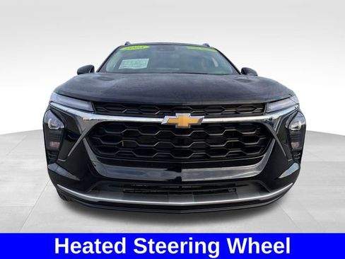 Used 2025 Chevrolet Trax LT w/ LT Convenience Package FWD image 8