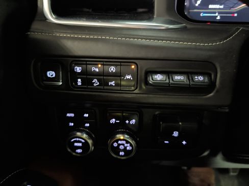 Used 2023 GMC Yukon XL Denali Ultimate image 9