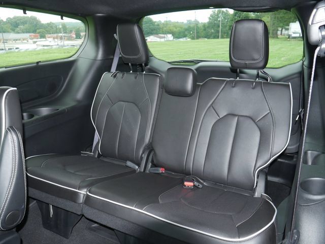 Used 2025 Chrysler Pacifica Limited w/ Trailer Tow Group FWD image 25
