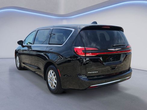Used 2025 Chrysler Pacifica Select FWD image 5