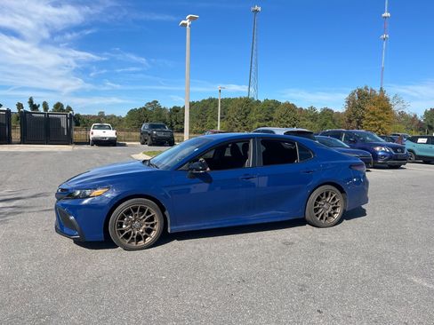 Used 2023 Toyota Camry SE image 5