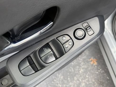 Used 2023 Nissan Kicks SR w/ SR Premium Package FWD image 13