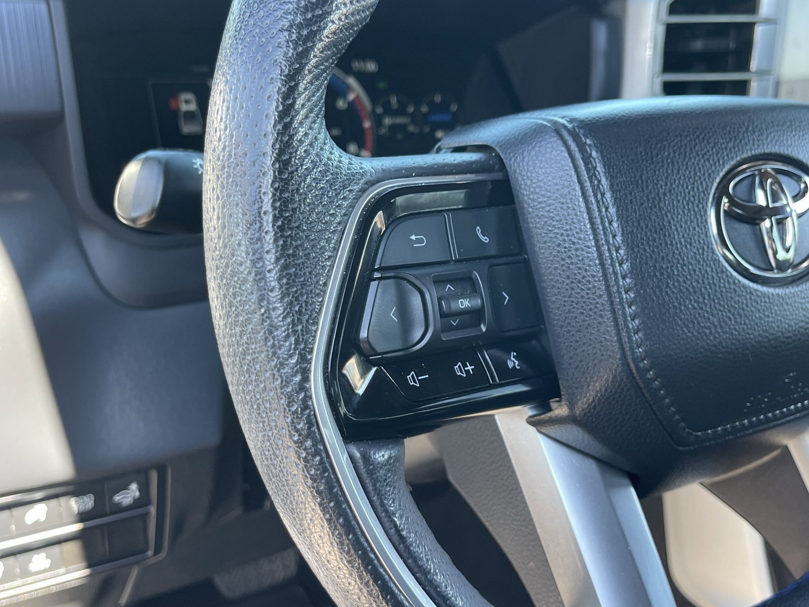 Used 2023 Toyota Tundra Platinum w/ Advanced Package AWD/4WD image 27
