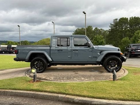 Used 2025 Jeep Gladiator Sport AWD/4WD image 8