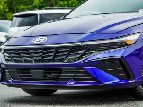 Used 2025 Hyundai Elantra SEL FWD image 2