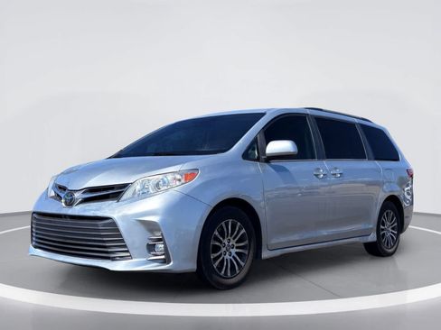 Used 2020 Toyota Sienna XLE w/ XLE Navigation Package FWD image 2