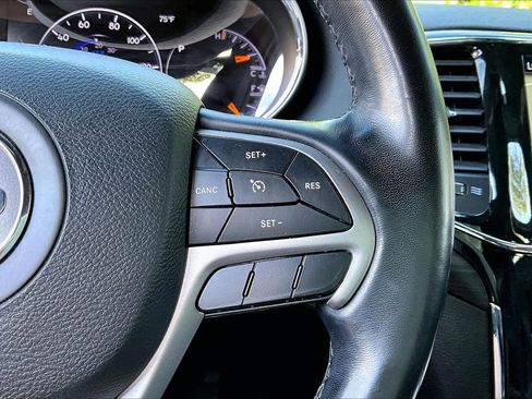 Certified 2022 Jeep Grand Cherokee Laredo X AWD/4WD image 31