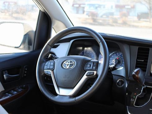 Used 2019 Toyota Sienna Limited image 20