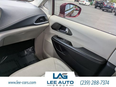Used 2021 Chrysler Pacifica Touring-L FWD image 15
