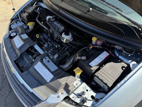 Used 2006 Chrysler Town & Country Touring image 33