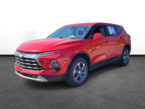 Used 2023 Chevrolet Blazer LT image 2