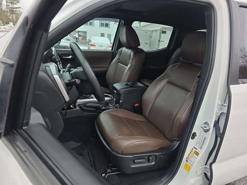 Used 2021 Toyota Tacoma Limited image 7