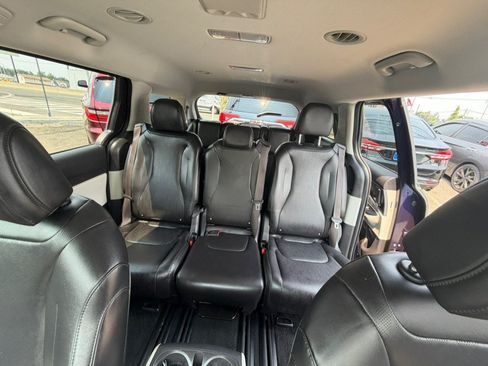 Used 2022 Kia Carnival LX FWD image 11