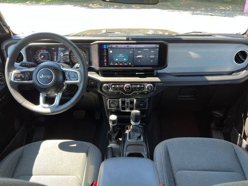 Used 2025 Jeep Wrangler Unlimited Sahara AWD/4WD image 35