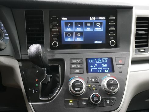 Used 2020 Toyota Sienna L image 19