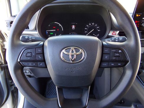 Used 2024 Toyota Sienna LE image 53