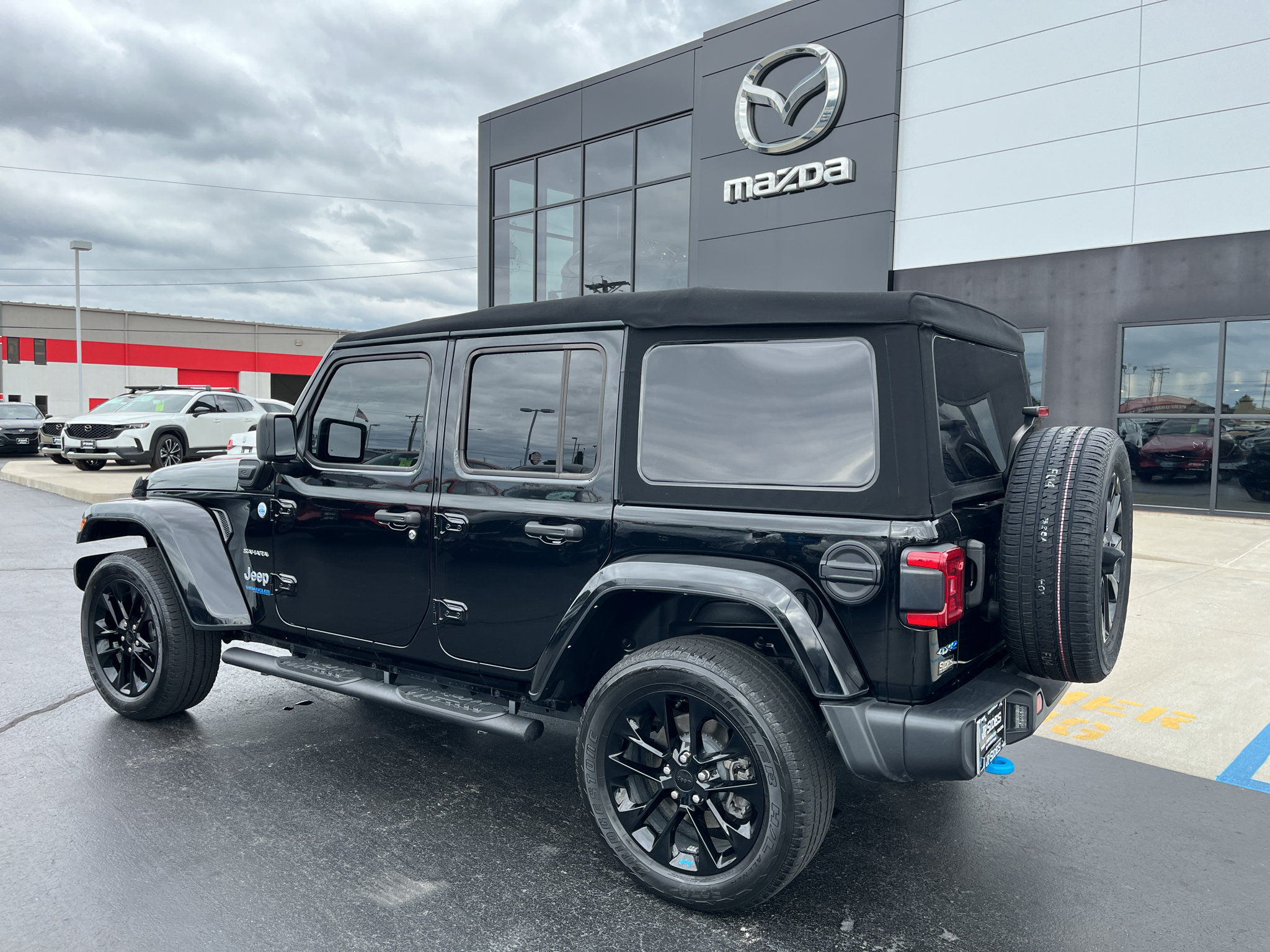 Used 2022 Jeep Wrangler Unlimited Sahara w/ Cold Weather Group AWD/4WD image 3