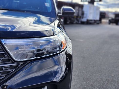 Certified 2022 Ford Explorer XLT w/ Equipment Group 202A image 10