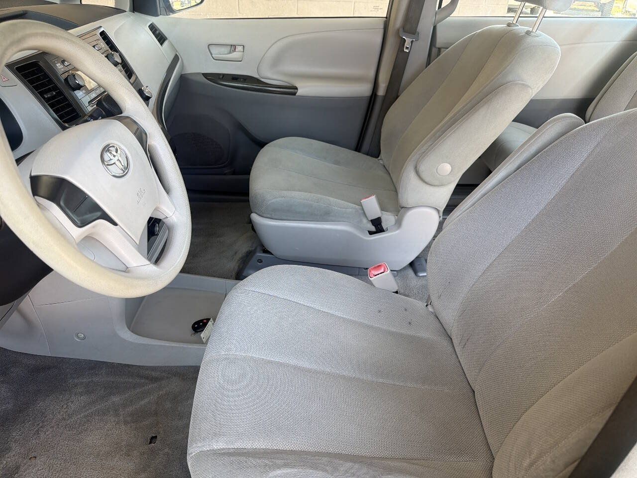 Used 2014 Toyota Sienna L FWD image 14