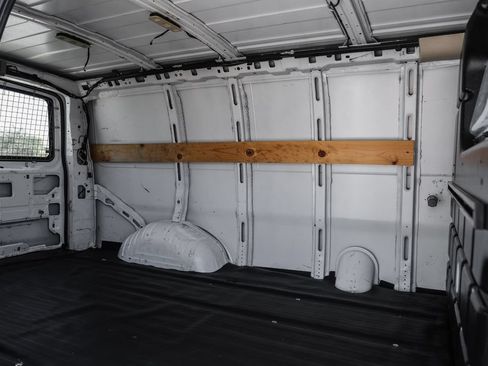 Used 2017 Chevrolet Express 2500 RWD image 34