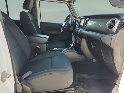 Used 2018 Jeep Wrangler Unlimited Sahara AWD/4WD image 19